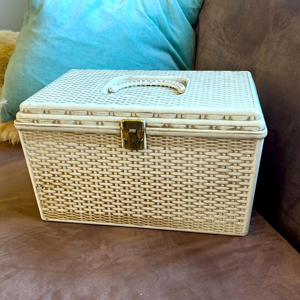 Wilson Mfg Basket Weave Sewing Box